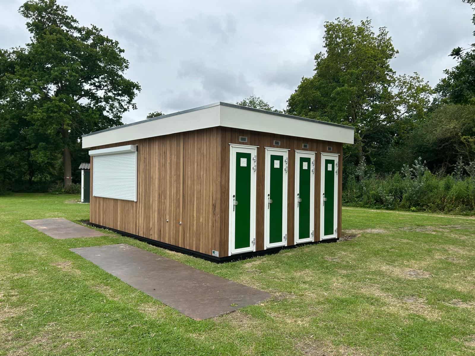 Ingebruikname toiletgebouw met kiosk
