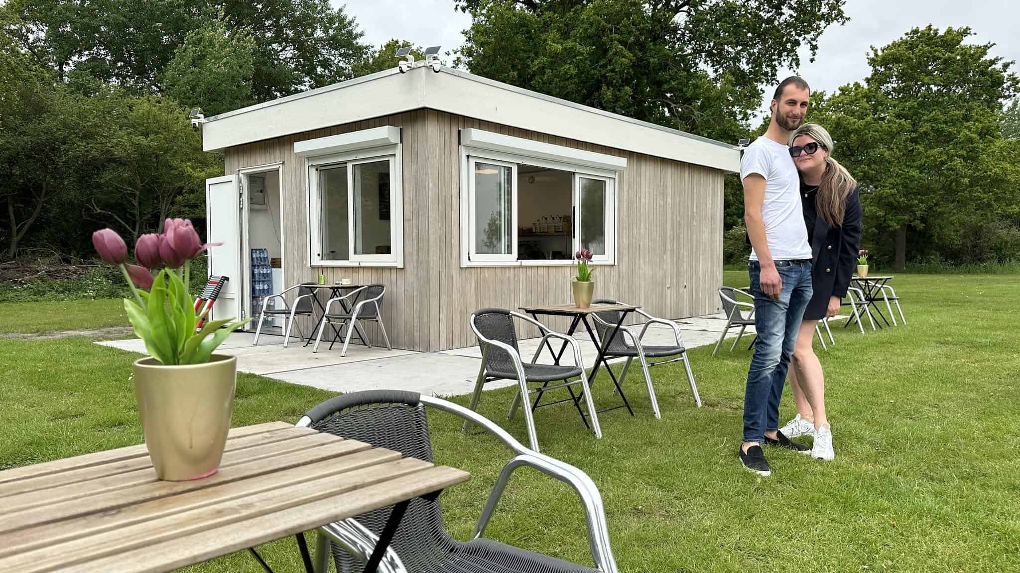 Trotse ondernemers bij nieuwe kiosk op het recreatiestrand van Klein Dorregeest