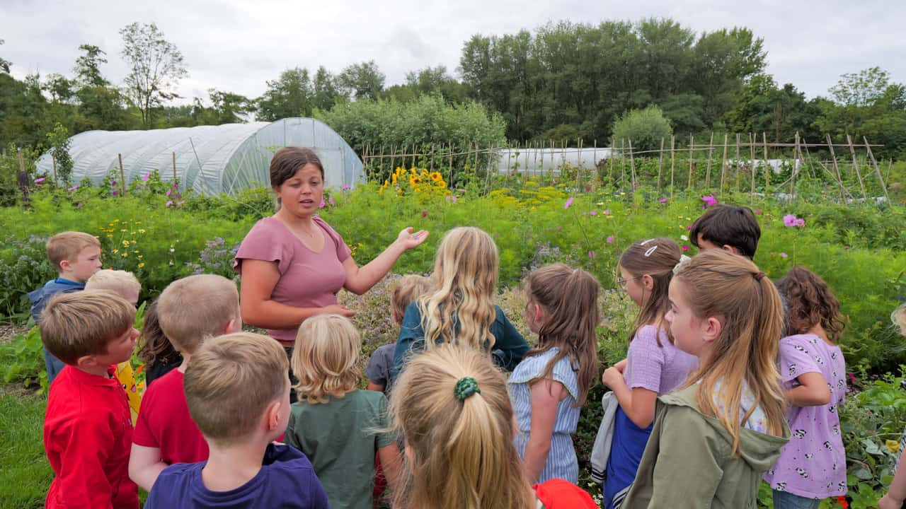 Kinderen krijgen uitleg van educatiemedewerker van Boerderij Zorgvrij