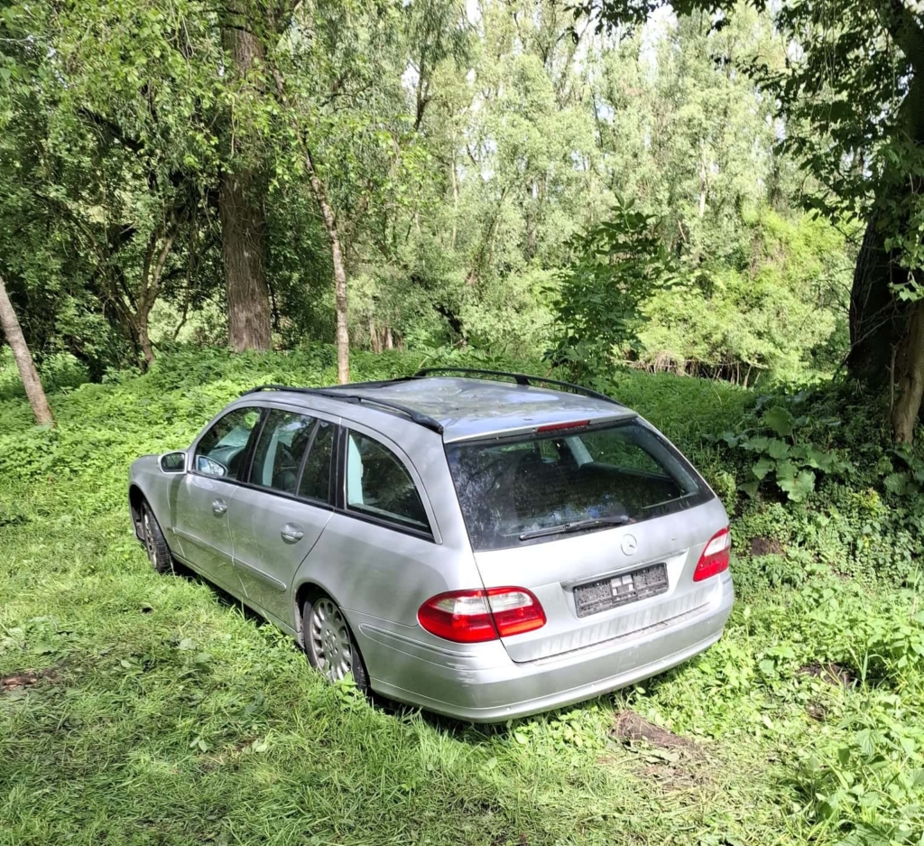 Voertuig achtergelaten midden in natuurgebied