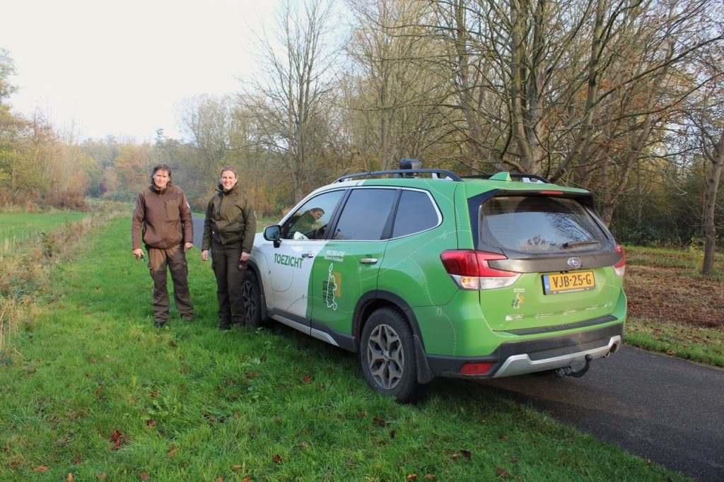 Boswachters met toezichtauto