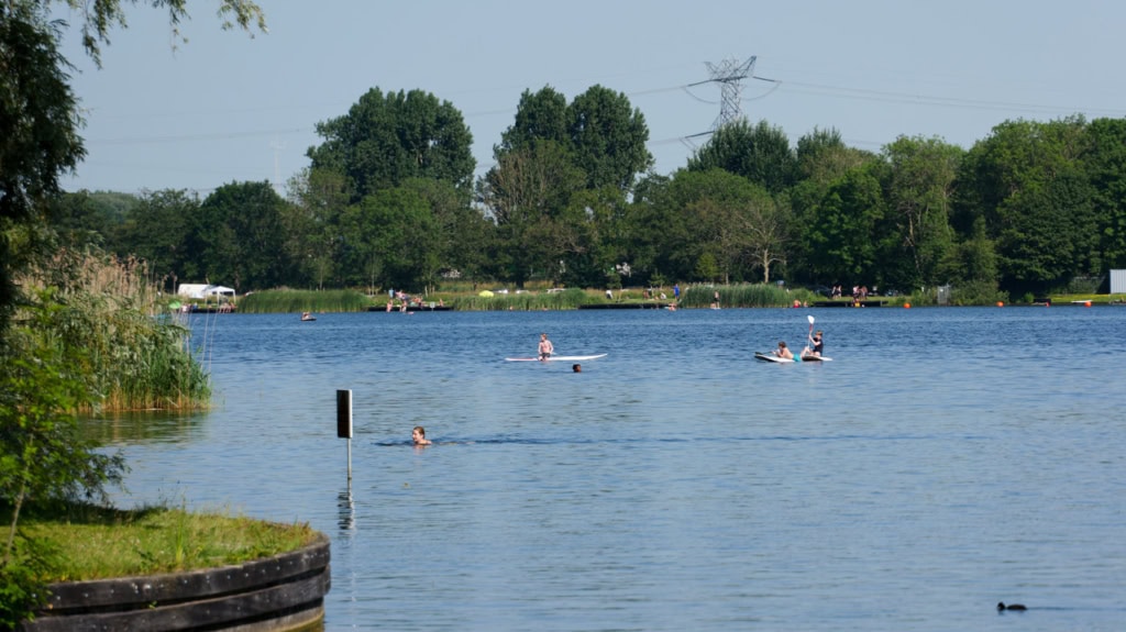 Man en jongen op sub-board op het water
