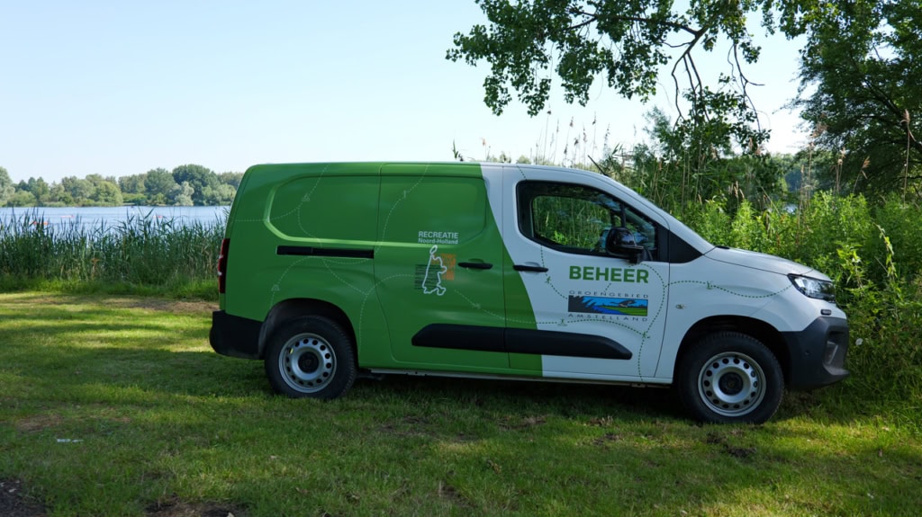 Beheerauto op locatie bij de Gaasperplas